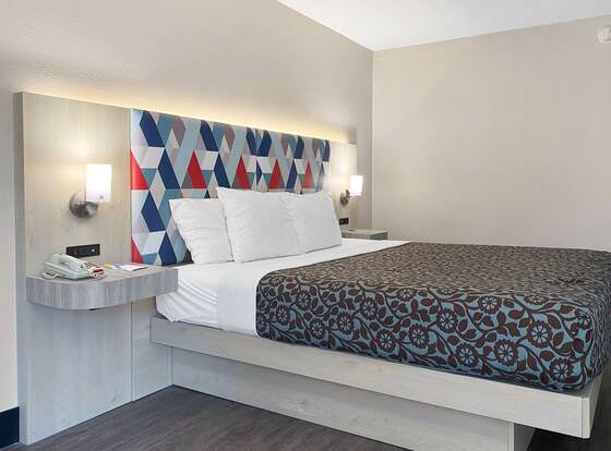 Days Inn & Suites by Wyndham Peachtree Corners/Norcross allows check-in for 18 year-old guests