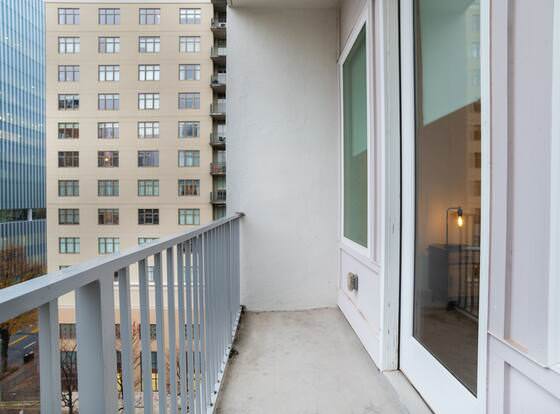 Modern Apartments ATLANTA SK  allows check-in for 18 year-old guests